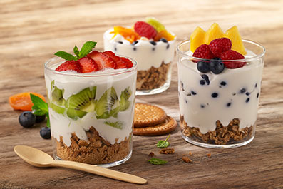 Yogur griego con fruta, muesli, galletas y frutos secos