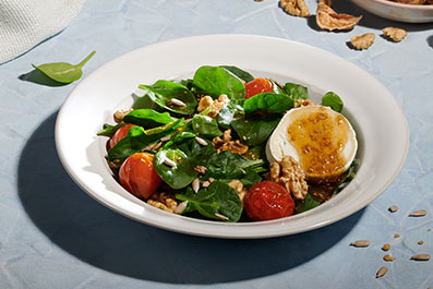 Ensalada de espinacas, queso de cabra, nueces y tomates confitados