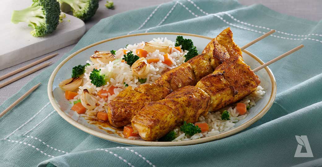 Brochetas de pollo al curry con arroz basmati