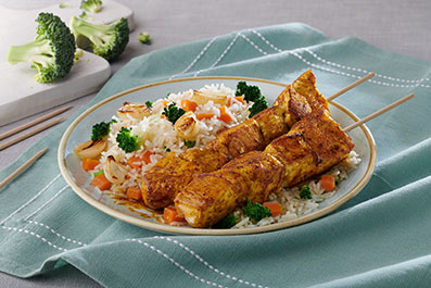 Brochetas de pollo al curry con arroz basmati