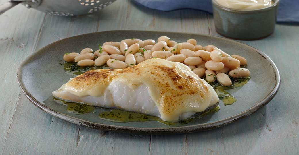 Bacalao con costra de alioli y judías