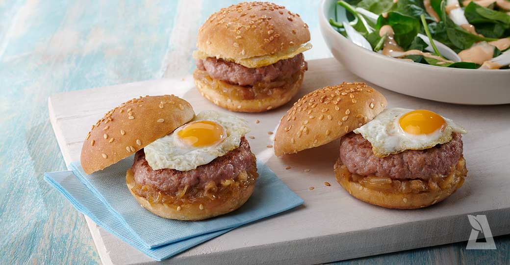 Mini hamburgueses amb ceba caramel·litzada i ous de guatlla 