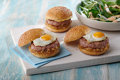 Mini hamburguesa con cebolla caramelizada y huevos de codorniz