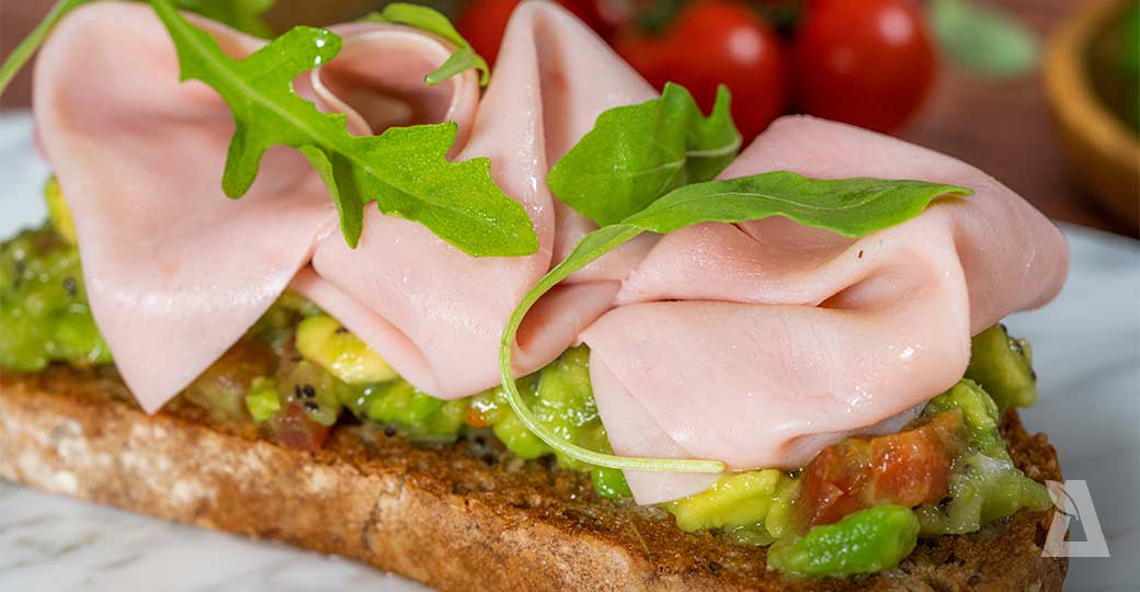 Tostada de finísimo de jamón y guacamole de kiwi