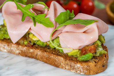 Tostada de finísimo de jamón y guacamole de kiwi