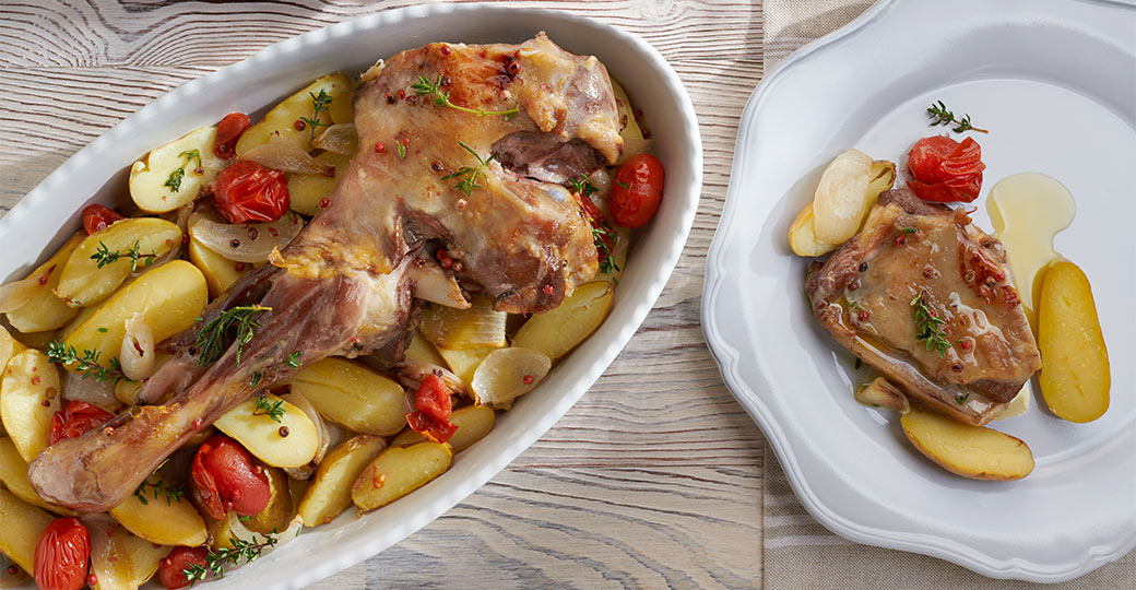 Paletilla de cordero al horno con patatas y tomates cherry