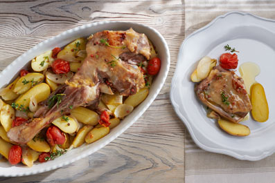 Paletilla de cordero al horno con patatas y tomates cherry