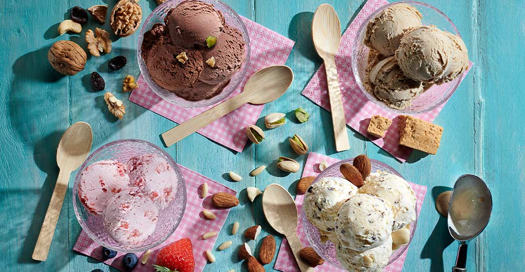 Copa de helado de chocolate, turrón, fresa y vainilla con frutos secos