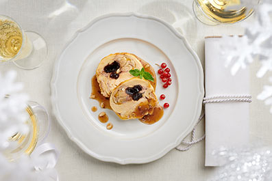 Rollitos de pavo rellenos de ciruelas y piñones con frutos rojos