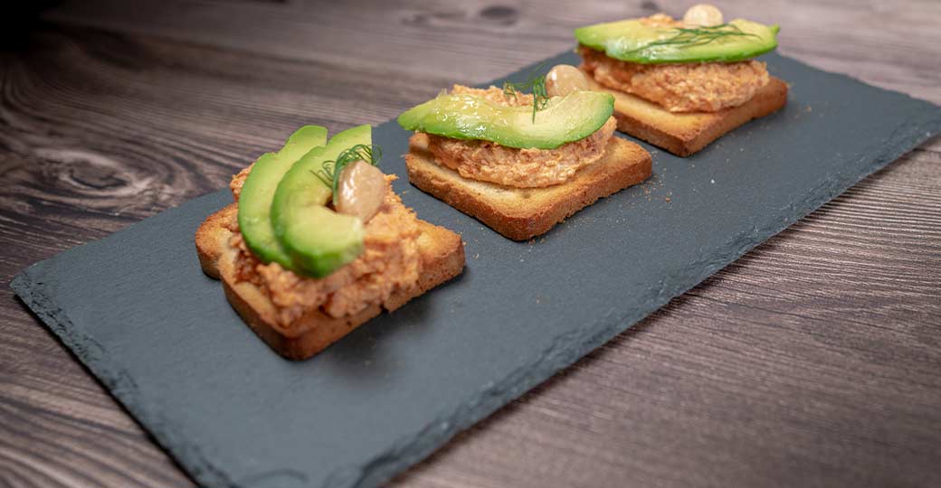 Tostada de paté de chorizo barbacoa con aguacate