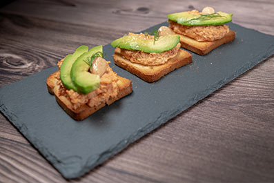 Tostada de paté de chorizo barbacoa con aguacate