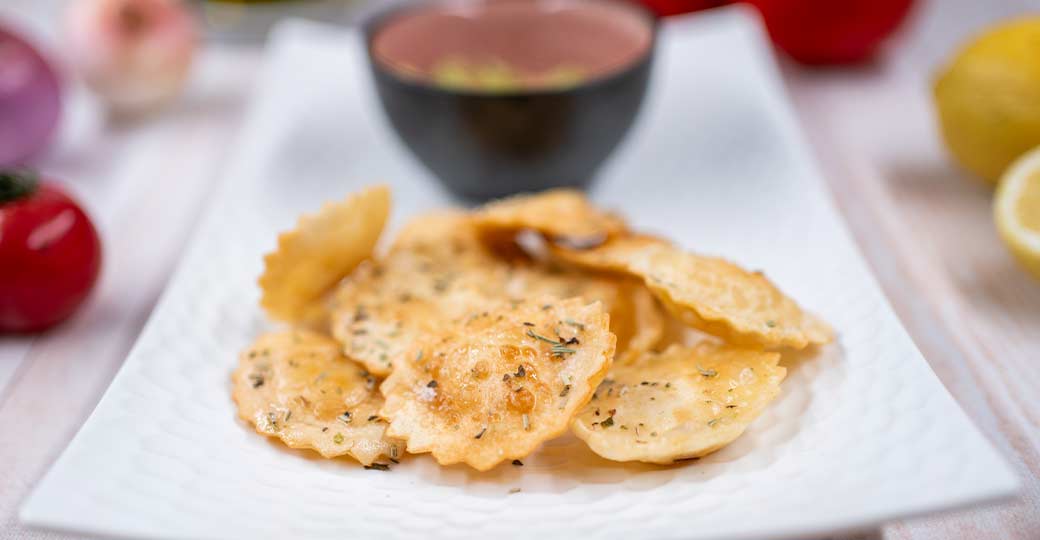 Chips de pasta crujiente con guacamole