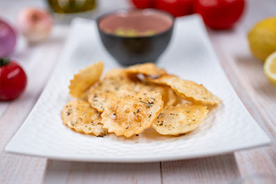 Chips de pasta crujiente con guacamole