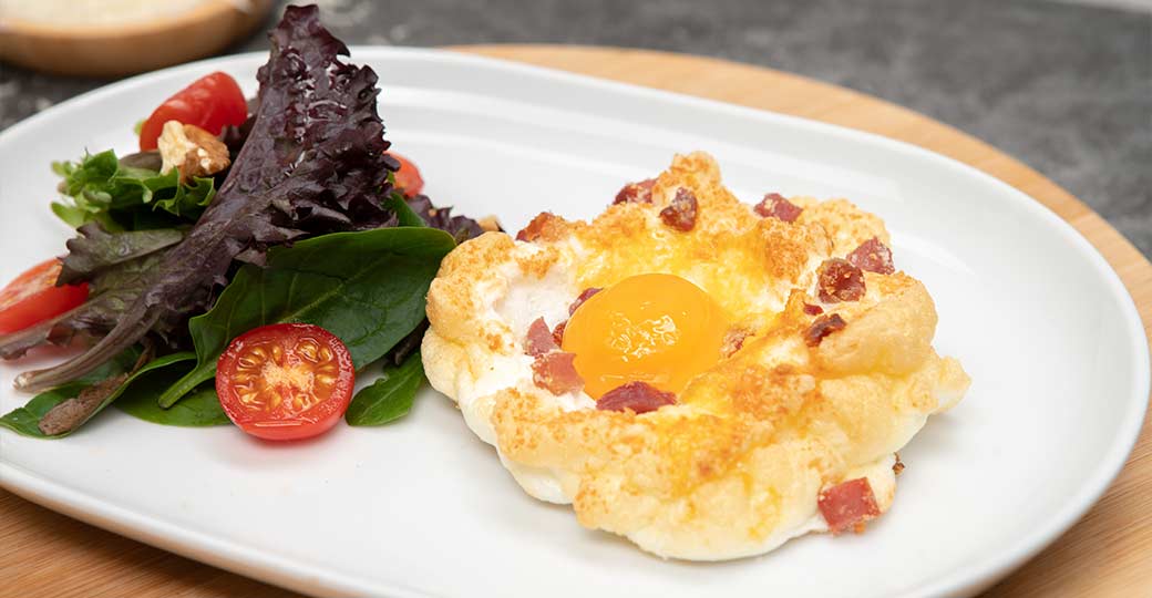 Huevos nube con parmesano y jamón