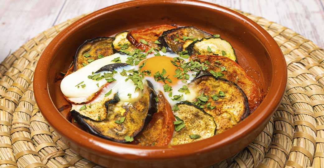 Ratatouille amb ou, albergínia, tomàquet i carabassó