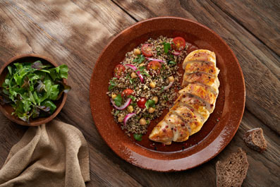 Pechuga de pollo con ensalada de quinoa