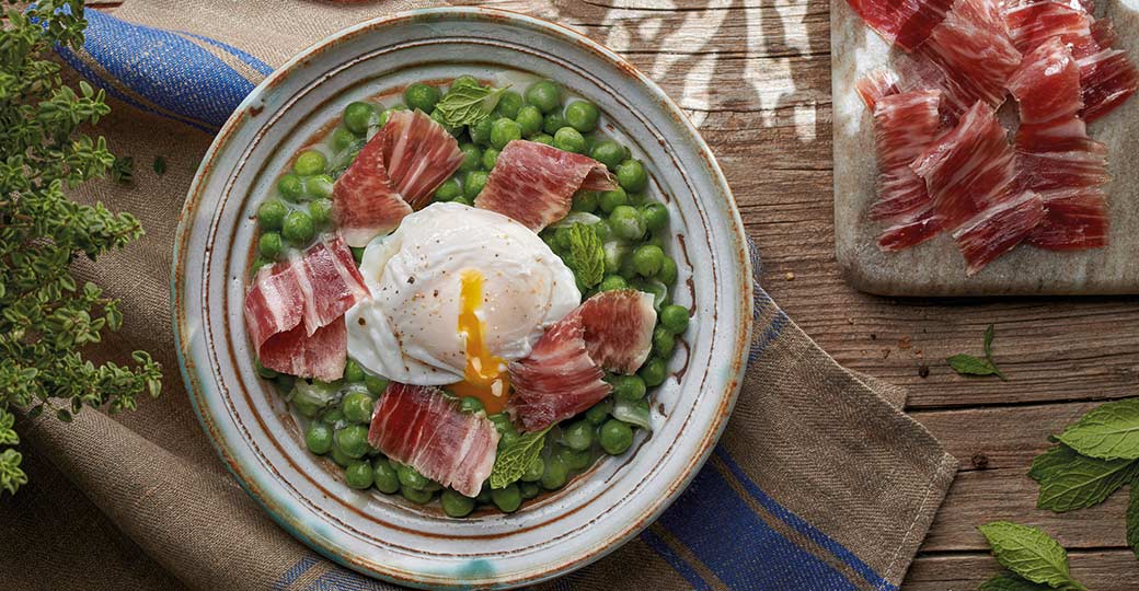 Guisantes a la crema de menta con jamón ibérico y huevo escalfado