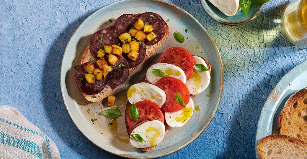 Dúo de tostadas: Caprese y de hervor negro con manzana caramelizada