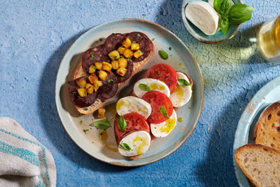 Dúo de tostadas: Caprese y de hervor negro con manzana caramelizada