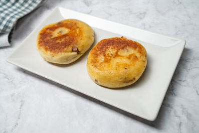 Pastel de patata a la brasa, relleno de carne barbacoa y queso