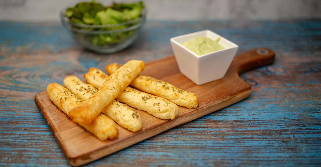 Bastoncitos de patata y queso con cremoso de aguacate