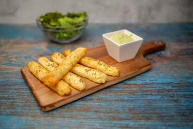 Bastoncitos de patata y queso con cremoso de aguacate