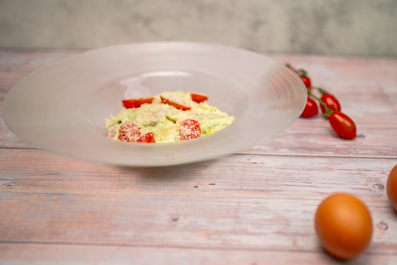 Girasoles de verduras con salsa carbonara de aguacate y tomate cherry