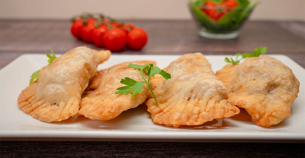 Empanadillas crujientes rellenas de costilla de cerdo barbacoa bonÀrea