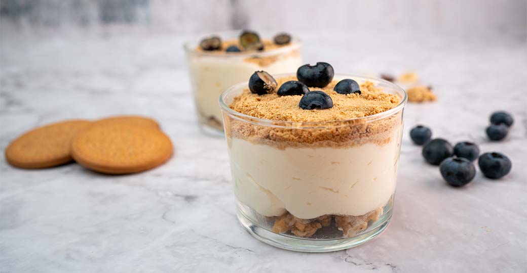 Mousse de queso con muesli de frutas y polvo de galleta María