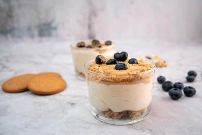 Mousse de queso con muesli de frutas y polvo de galleta María