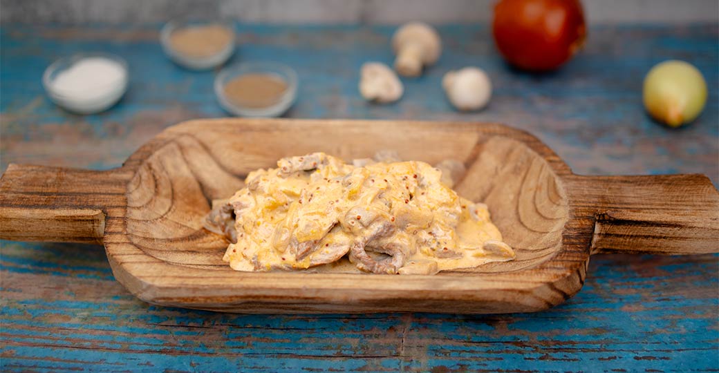 Tiras de bistec de ternera de añojo con salsa de champiñones