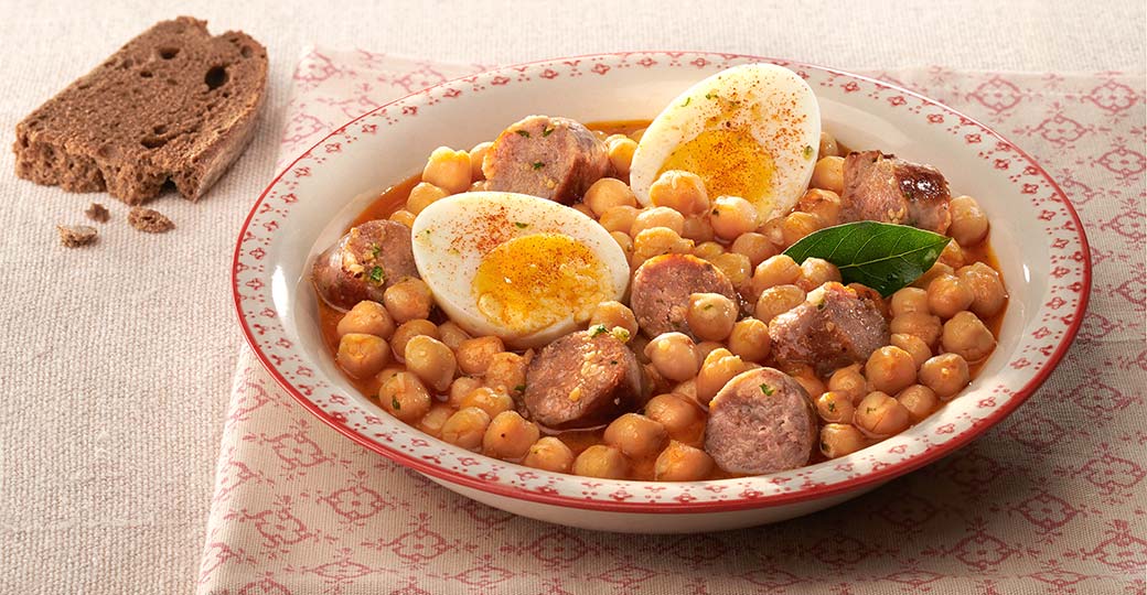 Garbanzos guisados con huevo duro y butifarra