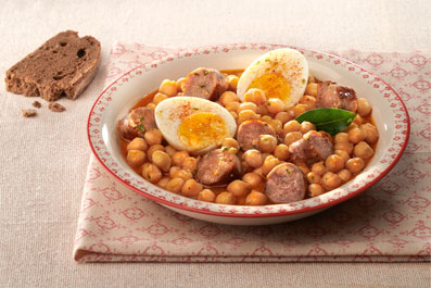 Garbanzos guisados con huevo duro y butifarra