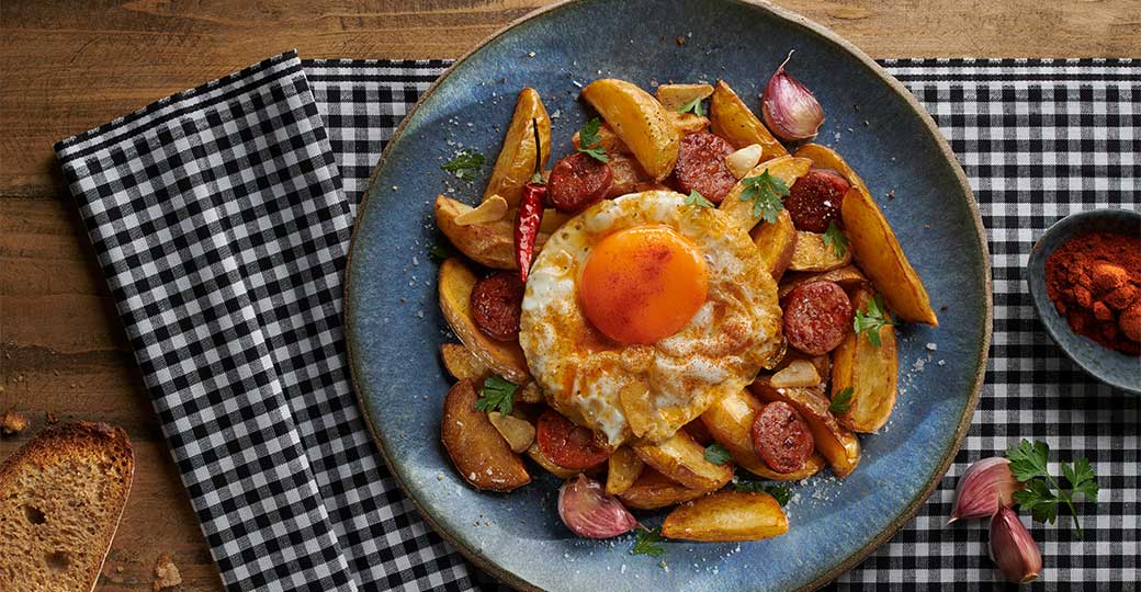 Huevos cabreados con patatas fritas con piel, huevo y chorizo picante