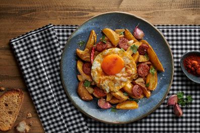 Huevos cabreados con patatas fritas con piel, huevo y chorizo picante