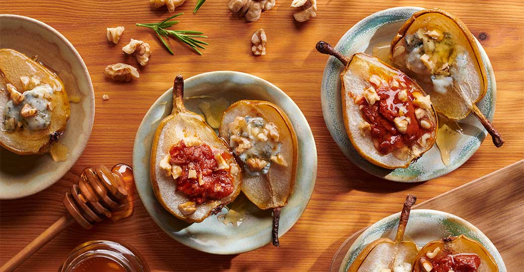 Peras al horno con sobrassada, roquefort y miel