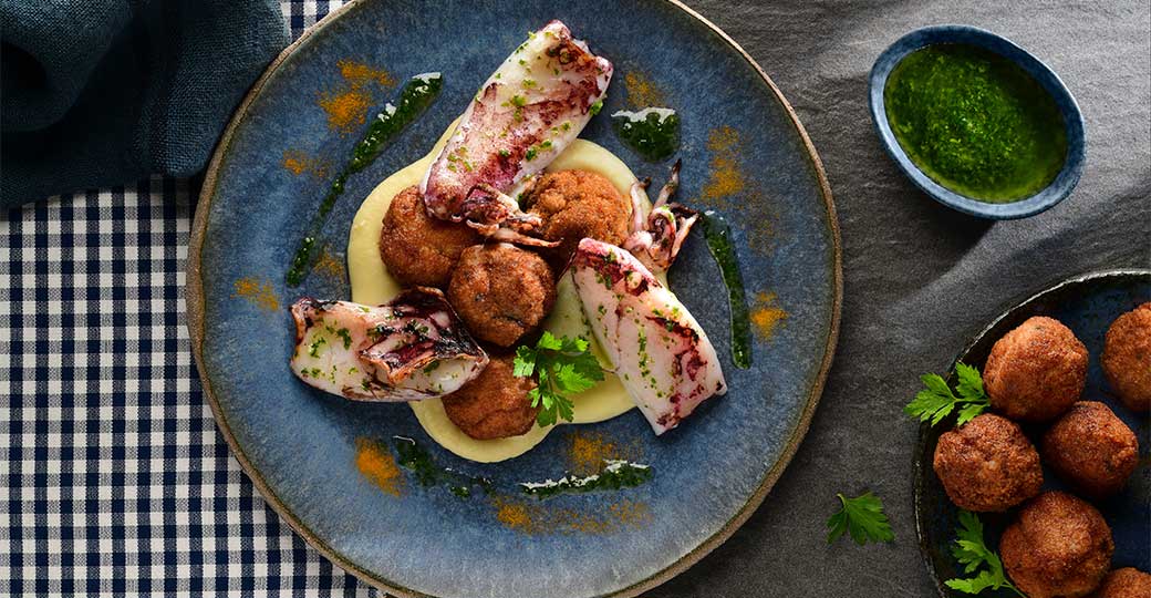 Albóndigas con calamares y crema de chirivía